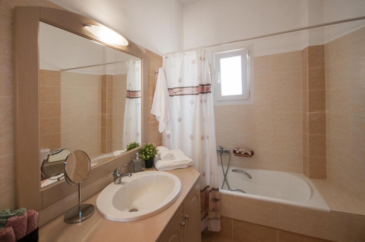 Veldi Art - Kamari Beach Apartment Fira  Eksteriør bilde